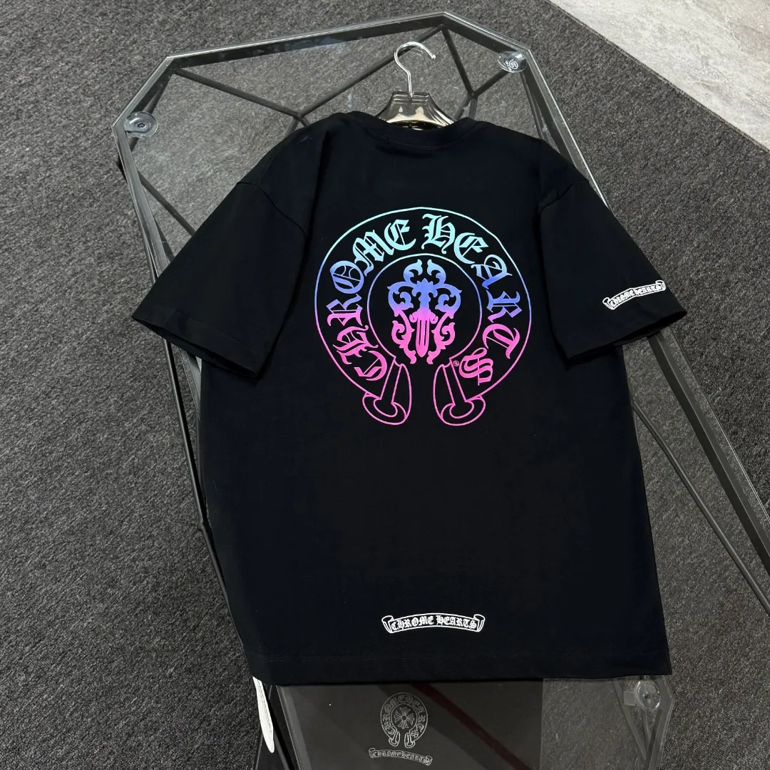 P180 Chrome Hearts Chrome Hearts 25 high version. The fabric is made of 300 grams of high-density pure cotton. It does not deform or shrink. It has three labels. It is the same style for men and women. Technology: digital direct-injection printing. Color: white, black. SIZE: S-XL.